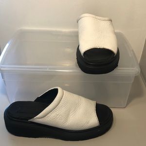 Vintage Dr Martens 9057 white platform slides, Size 8, mid to late 90’s
